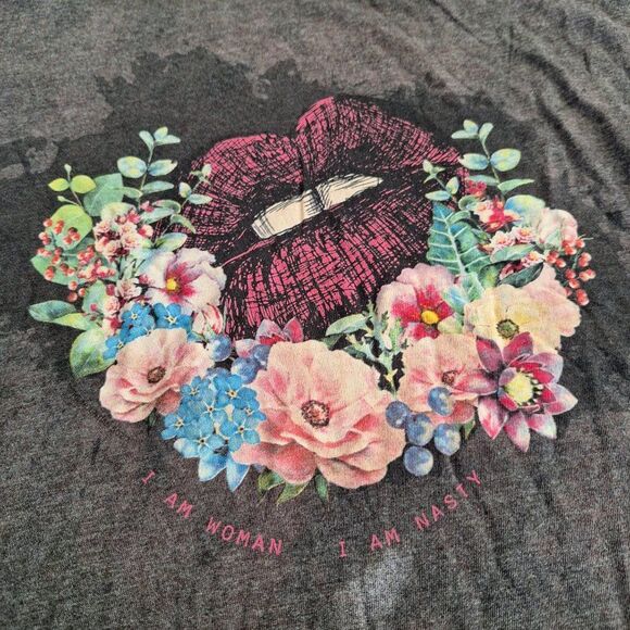 NWT-The Mountain Woman Nasty Lips Flowers Medium Graphic T-Shirt Gift‎ Biker - Picture 3 of 8